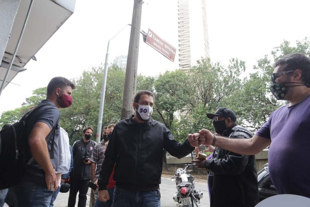 Guilherme Boulos (PSOL) chega ao teatro oficina, na rua Jaceguai, região central de São Paulo, nesta manhã de quinta-feira, 15/10