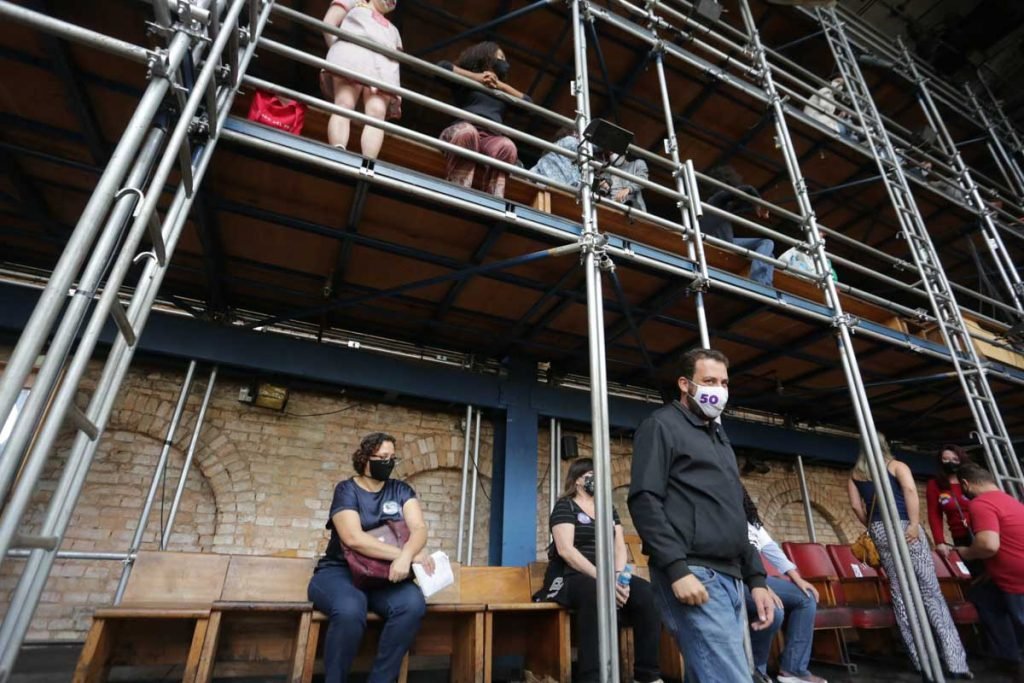 Guilherme Boulos (PSOL) chega ao teatro oficina, na rua Jaceguai, região central de São Paulo, nesta manhã de quinta-feira, 15/10