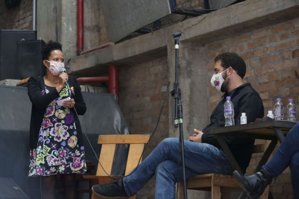 Guilherme Boulos (PSOL) chega ao teatro oficina, na rua Jaceguai, região central de São Paulo, nesta manhã de quinta-feira, 15/10