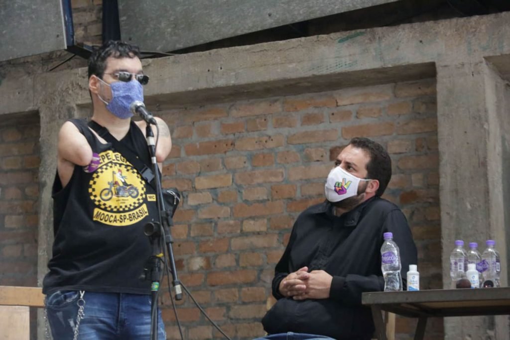 Guilherme Boulos (PSOL) chega ao teatro oficina, na rua Jaceguai, região central de São Paulo, nesta manhã de quinta-feira, 15/10