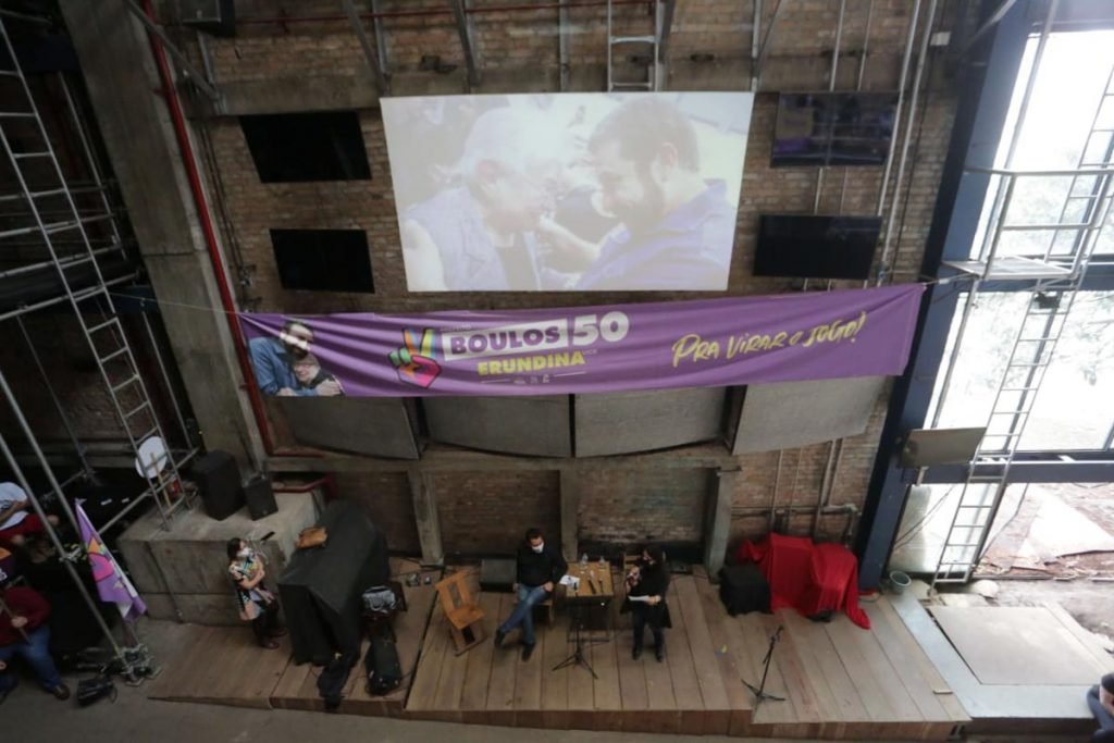 Guilherme Boulos (PSOL) chega ao teatro oficina, na rua Jaceguai, região central de São Paulo, nesta manhã de quinta-feira, 15/10