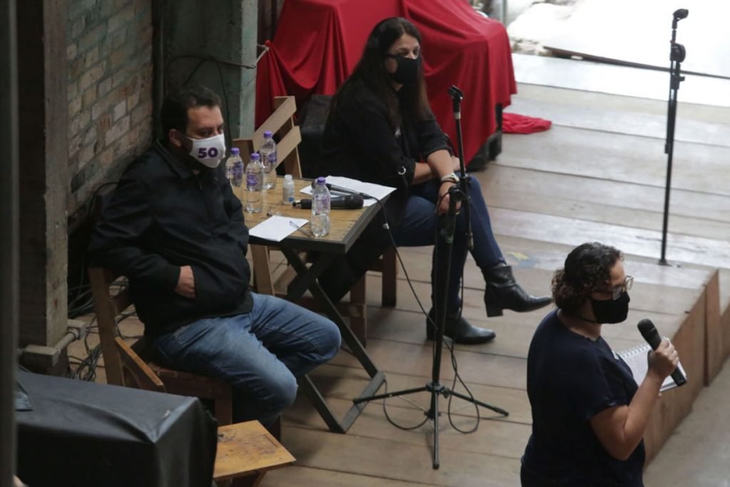 Guilherme Boulos (PSOL) chega ao teatro oficina, na rua Jaceguai, região central de São Paulo, nesta manhã de quinta-feira, 15/10