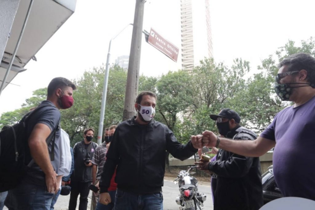 Guilherme Boulos (PSOL) chega ao teatro oficina, na rua Jaceguai, região central de São Paulo, nesta manhã de quinta-feira, 15/10
