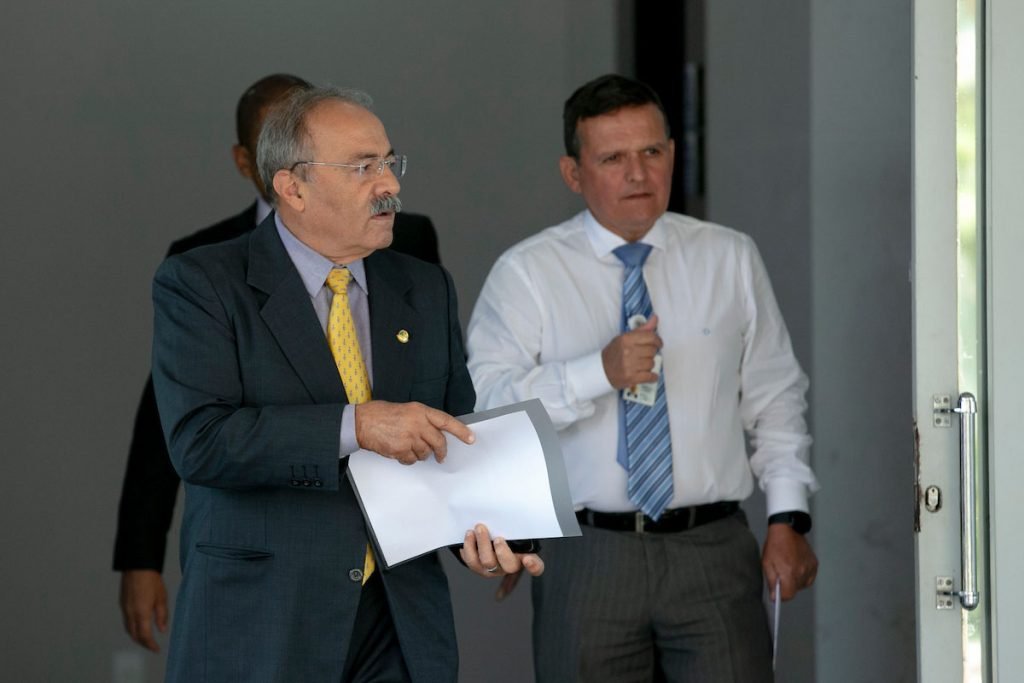 Senador Chico Rodrigues durante conversa com jornalistas