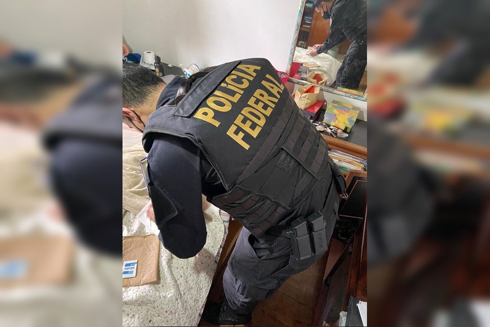 Agente da PF realiza buscas em residência