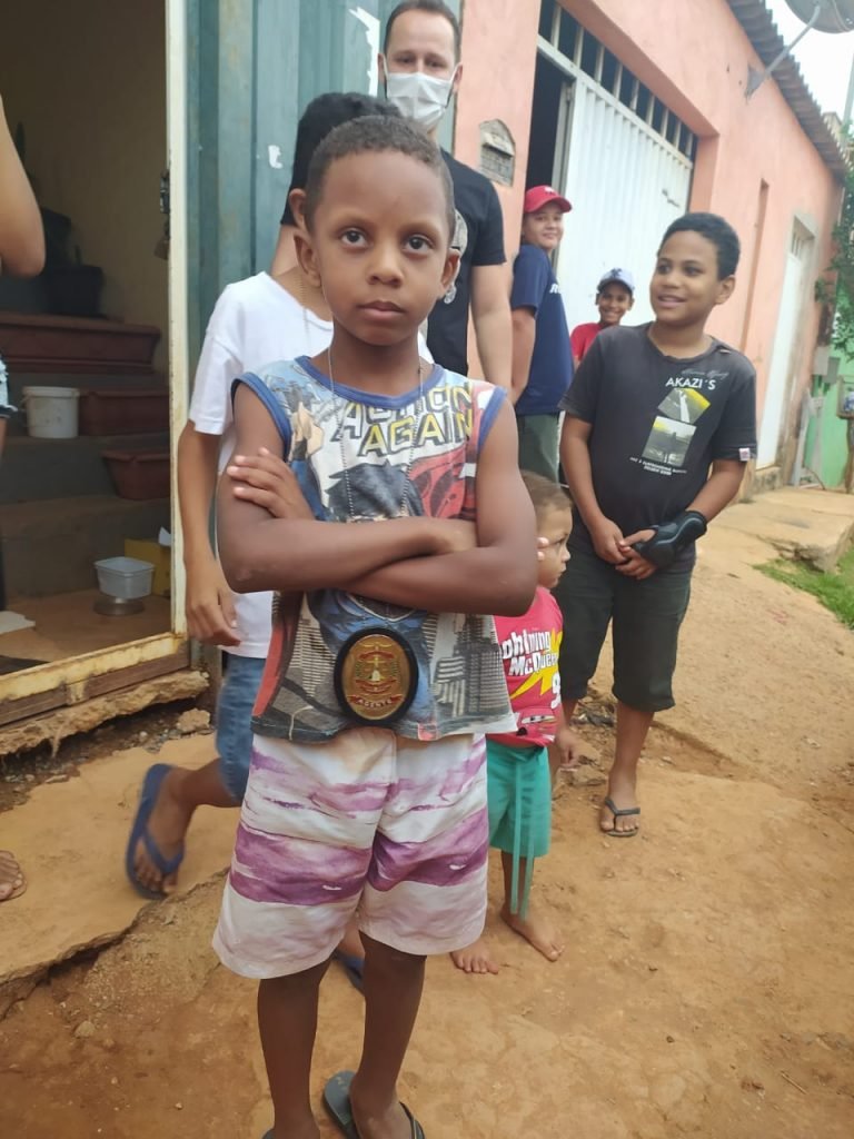 homenagem 6ª DP para menino Juliano