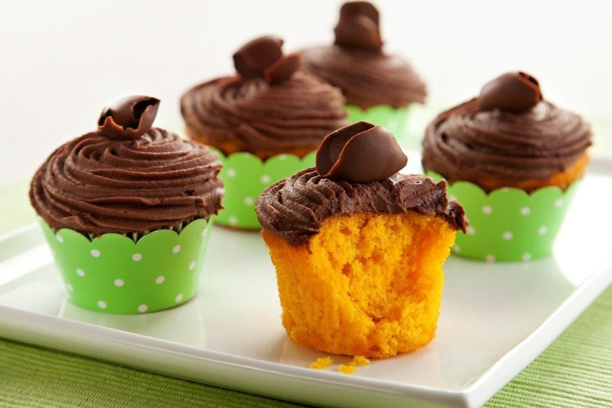 Adoce o dia com cupcakes de cenoura com cobertura de chocolate