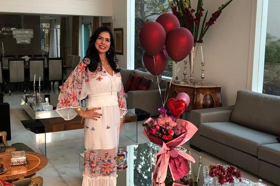 Happy bday! Advogada Sônia Gontijo ganha aniversário surpresa em sua casa