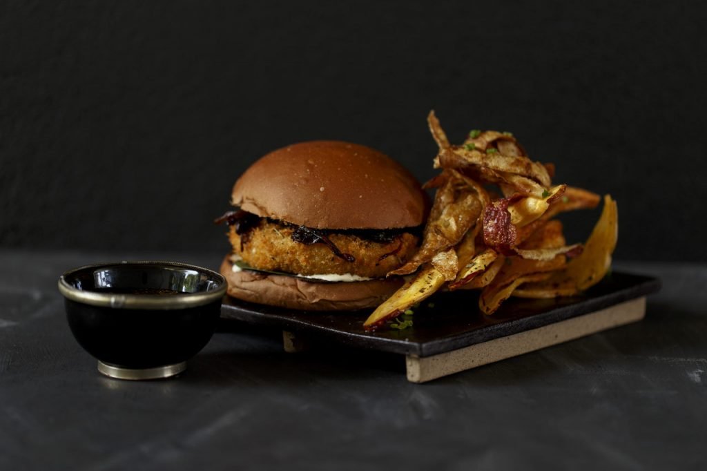 Hambúrguer de brie empanado