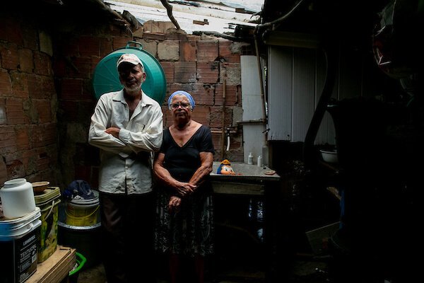 Seu Zé, de 57 anos, e dona Creuza, de 75 anos, afirmam que foram enganados pelo pastor Silas Vicente