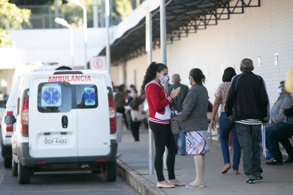 Pacientes em frente hospital