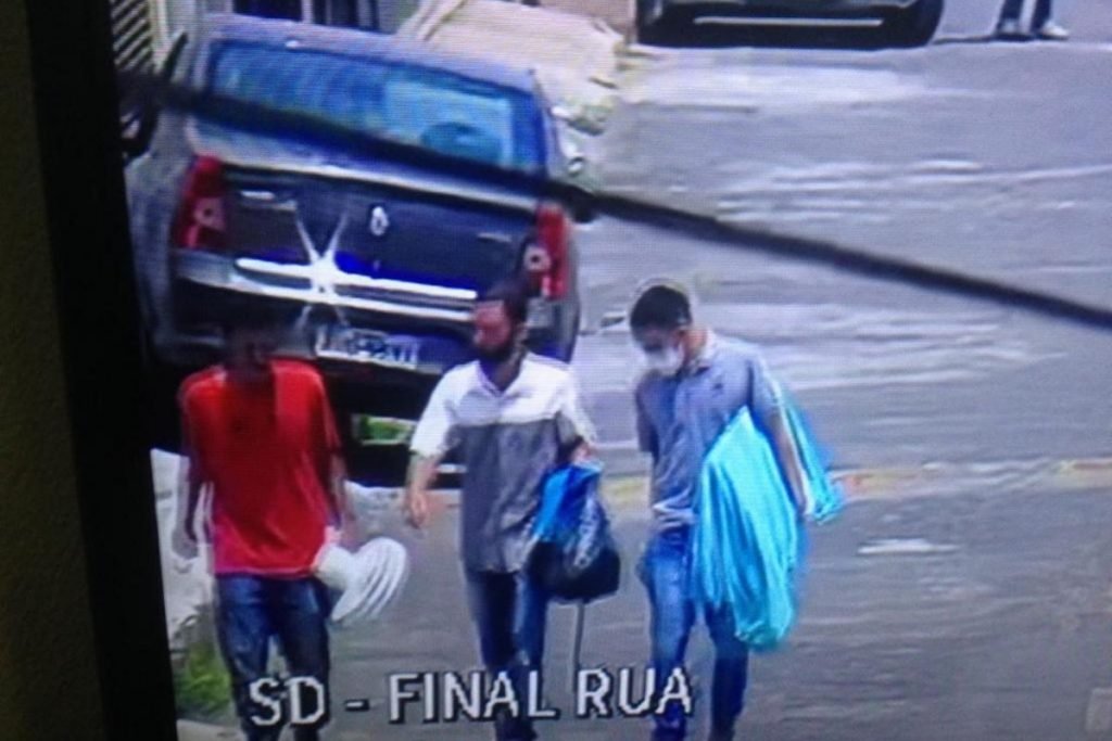 homens andando