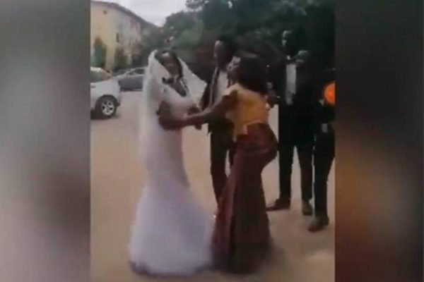 Noiva descobre traição durante cerimônia de casamento na Nigéria