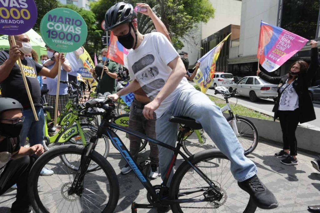Bruno covas anda de bicicleta na avenida paulista