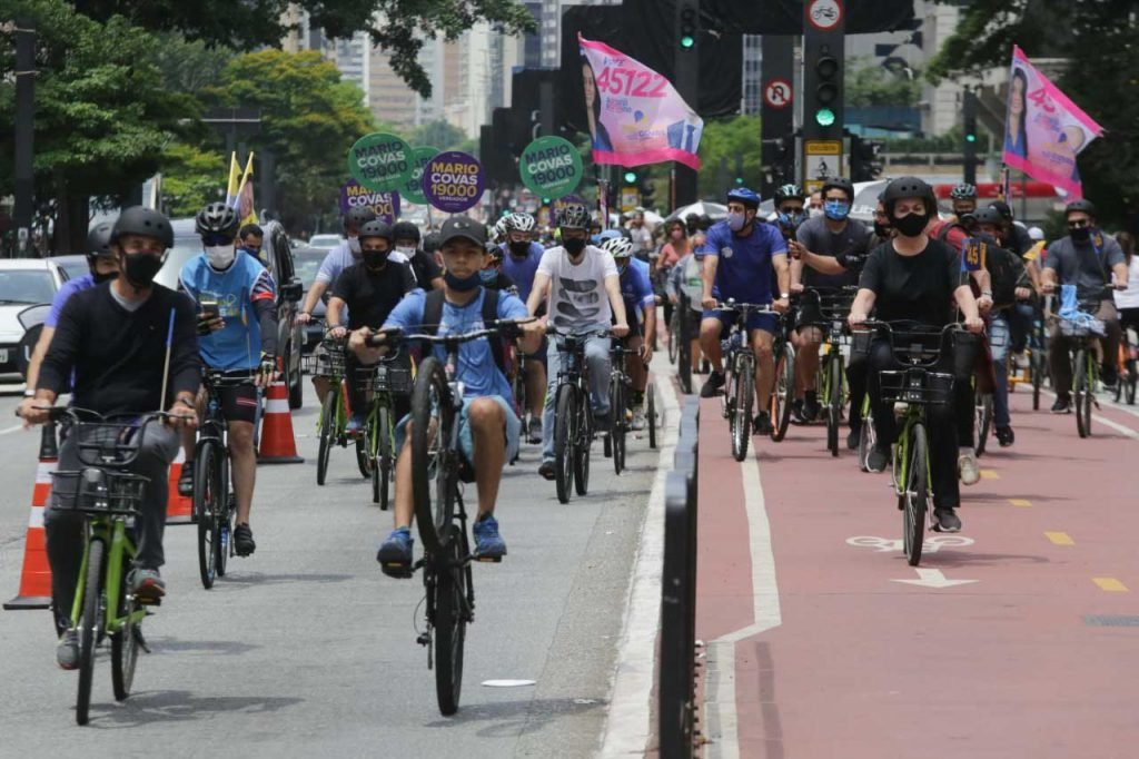 Bruno covas anda de bicicleta na avenida paulista