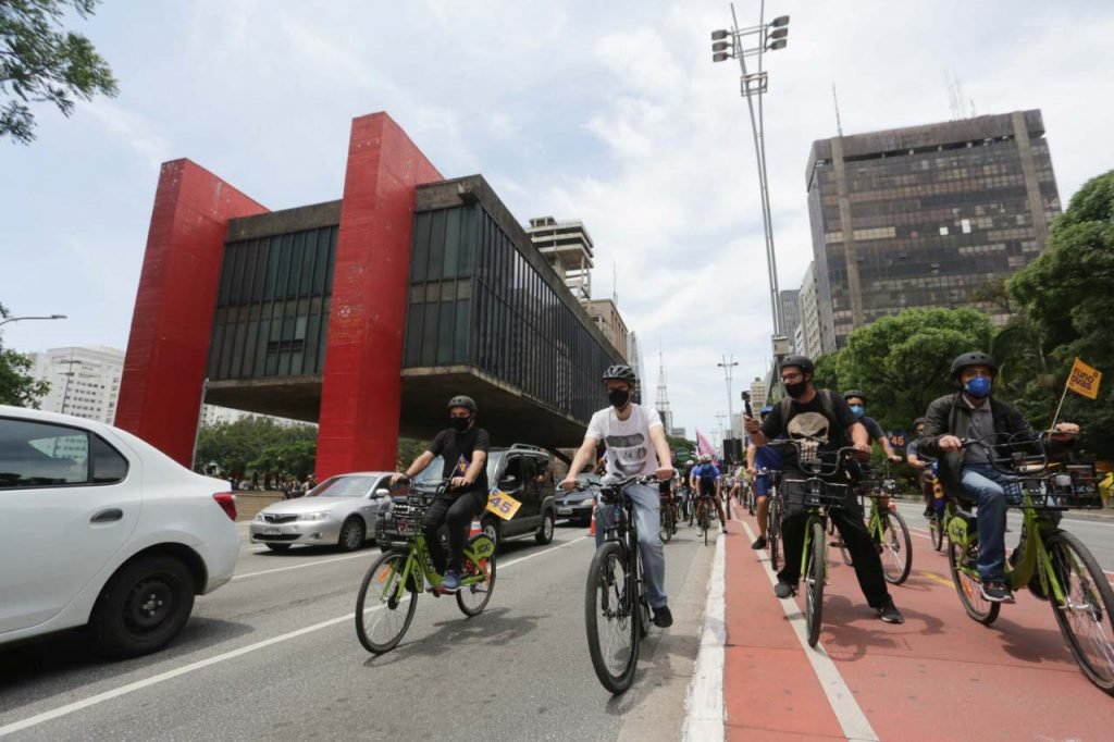 Bruno covas anda de bicicleta na avenida paulista