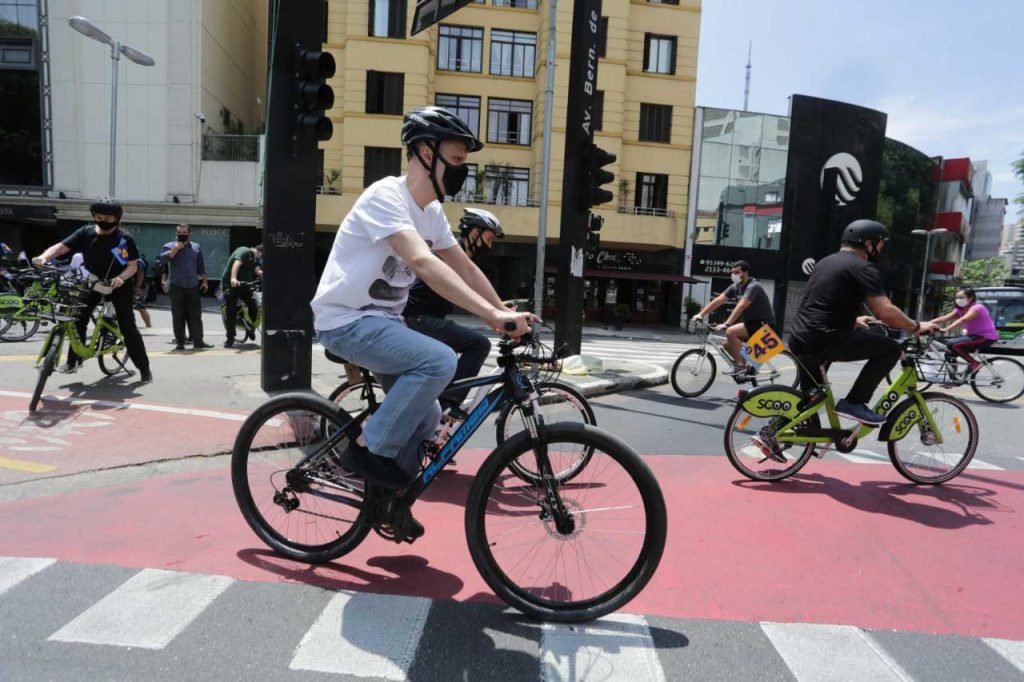 Bruno covas anda de bicicleta na avenida paulista