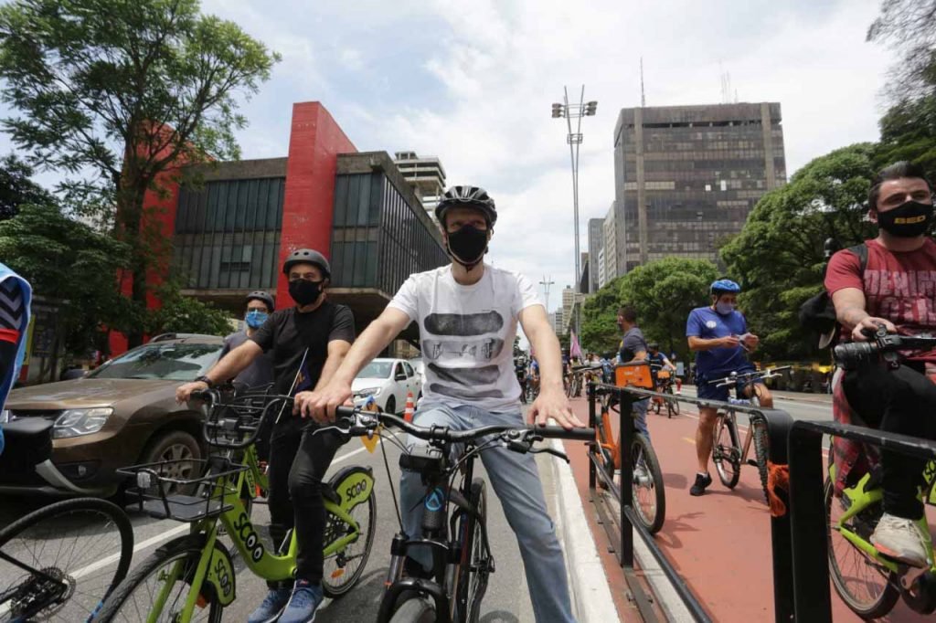 Bruno covas anda de bicicleta na avenida paulista