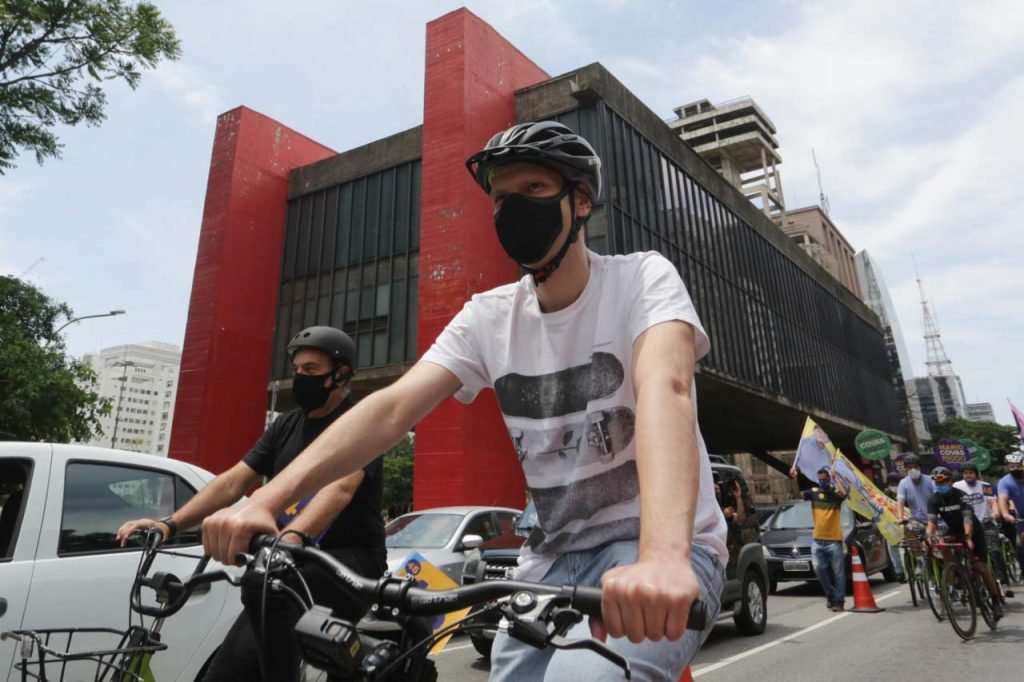 Bruno covas anda de bicicleta na avenida paulista