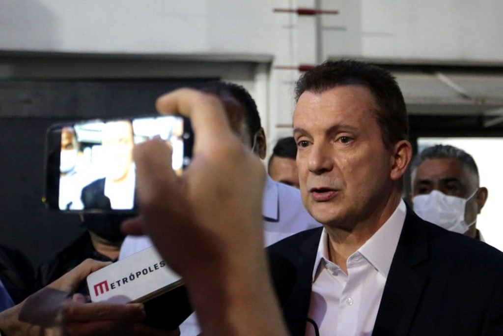Celso Russomanno candidato a prefeitura de sao paulo faz campanha na rua e come pastel