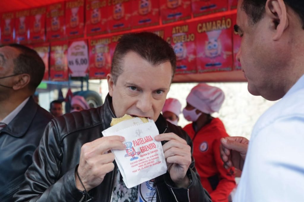 Celso Russomanno candidato a prefeitura de sao paulo faz campanha na rua e come pastel