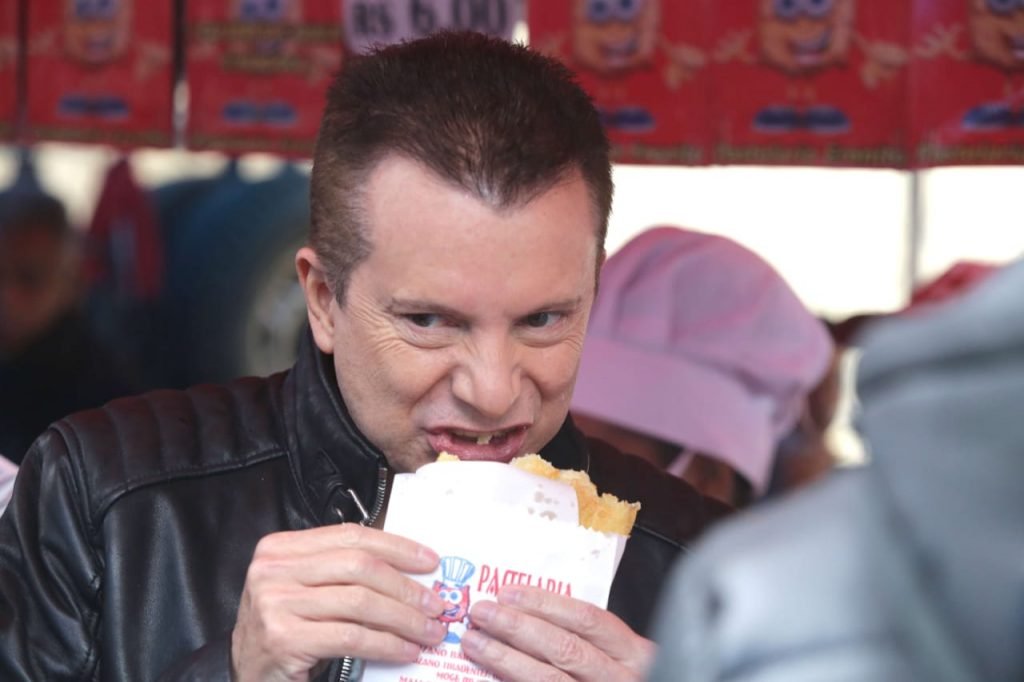 Celso Russomanno candidato a prefeitura de sao paulo faz campanha na rua e come pastel