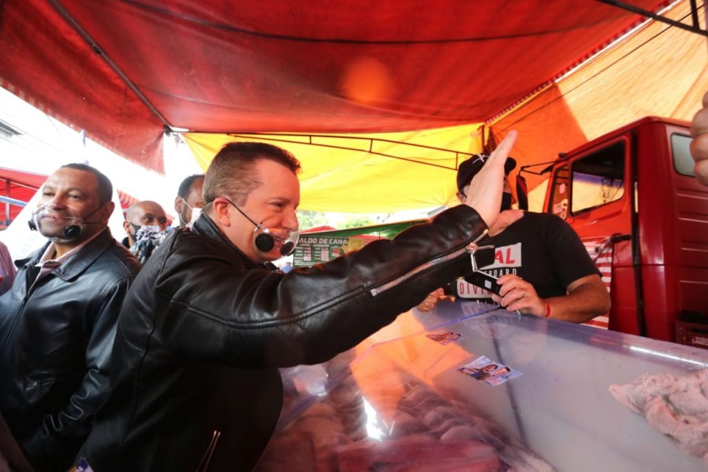 Celso Russomanno candidato a prefeitura de sao paulo faz campanha na rua e come pastel