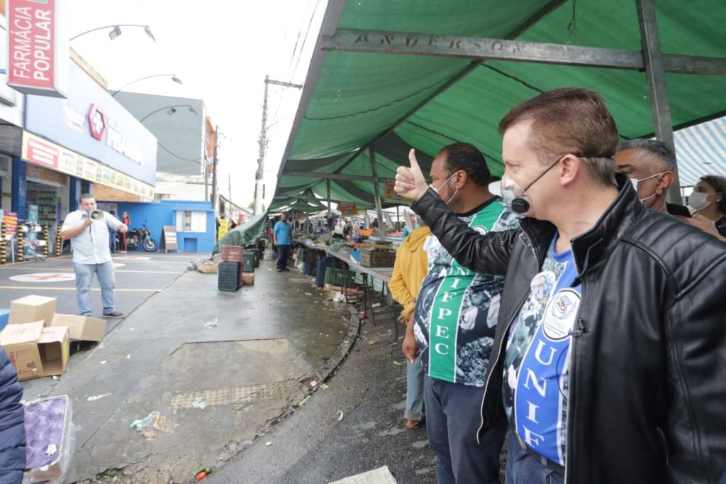 Celso Russomanno candidato a prefeitura de sao paulo faz campanha na rua e come pastel
