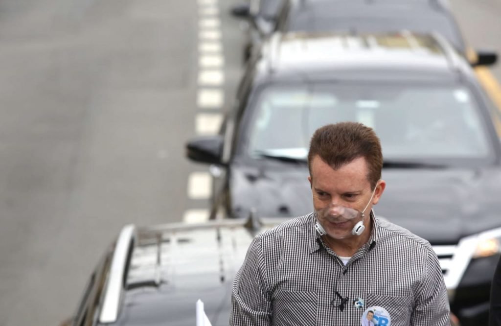 Celso Russomanno candidato a prefeitura de sao paulo faz campanha na rua e come pastel
