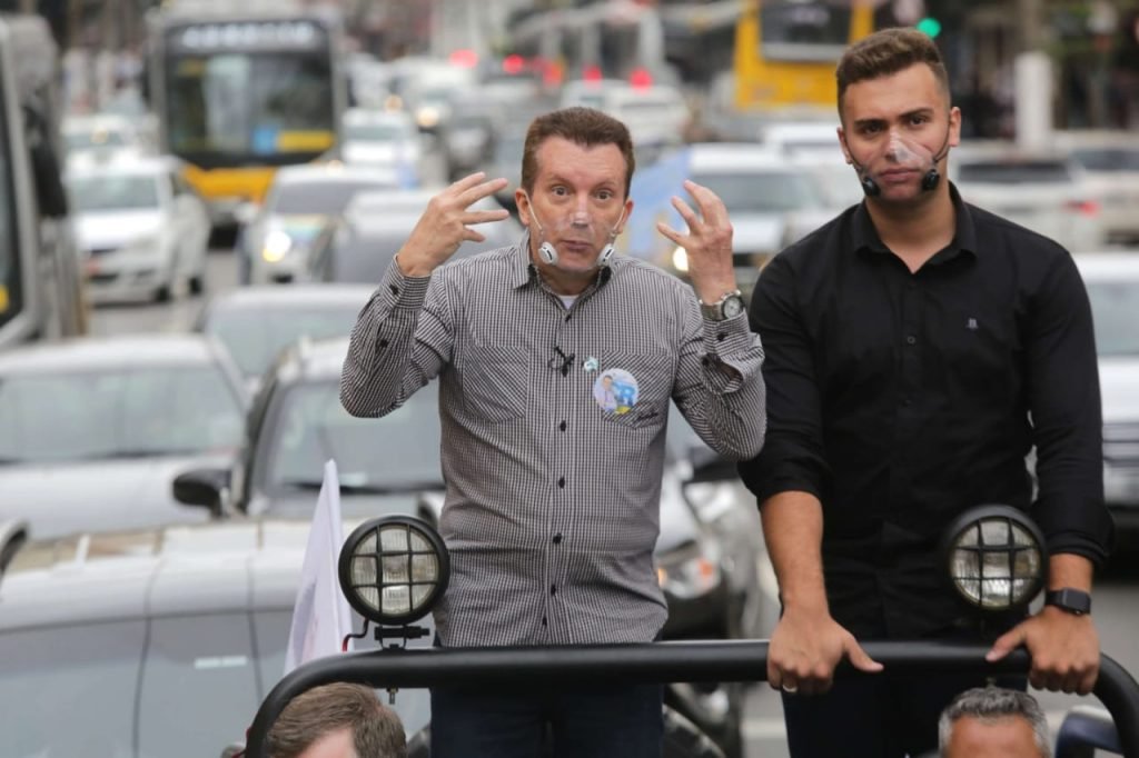 Celso Russomanno candidato a prefeitura de sao paulo faz campanha na rua e come pastel