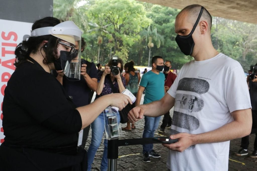 Bruno Covas (PSDB), candidato à reeleição, visita a exposição de Hélio Oiticica no Museu de Arte de São Paulo (MASP), na tarde deste domingo (18/10)