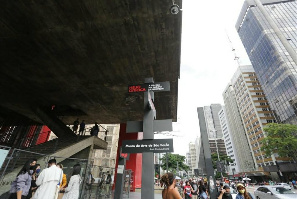 Bruno Covas (PSDB), candidato à reeleição, visita a exposição de Hélio Oiticica no Museu de Arte de São Paulo (MASP), na tarde deste domingo (18/10)