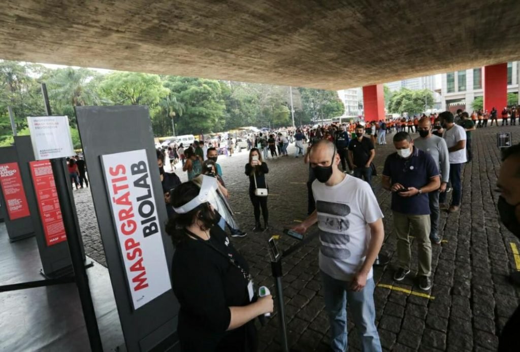 Bruno Covas (PSDB), candidato à reeleição, visita a exposição de Hélio Oiticica no Museu de Arte de São Paulo (MASP), na tarde deste domingo (18/10)