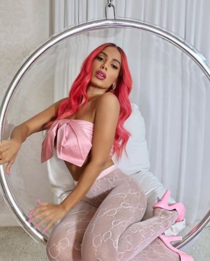 Anitta aposta na cor de rosa em novo ensaio