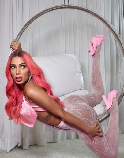Anitta com look transparente