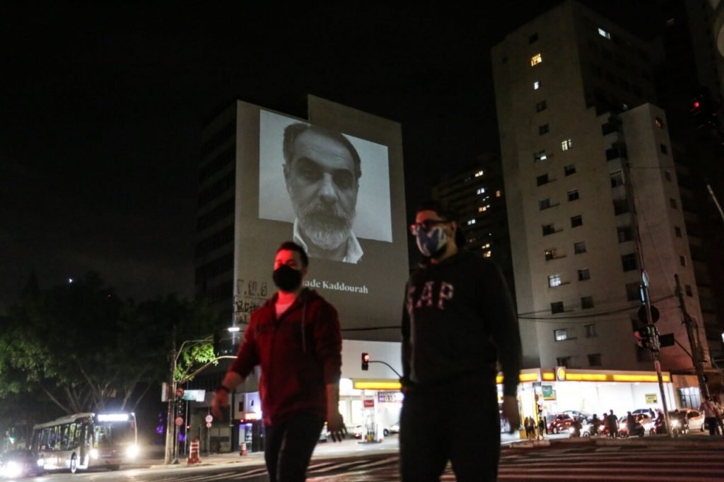 Imagens de médicos vítimas da Covid-19 são projetadas em prédio de SP