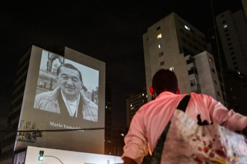 Imagens de médicos vítimas da Covid-19 são projetadas em prédio de SP