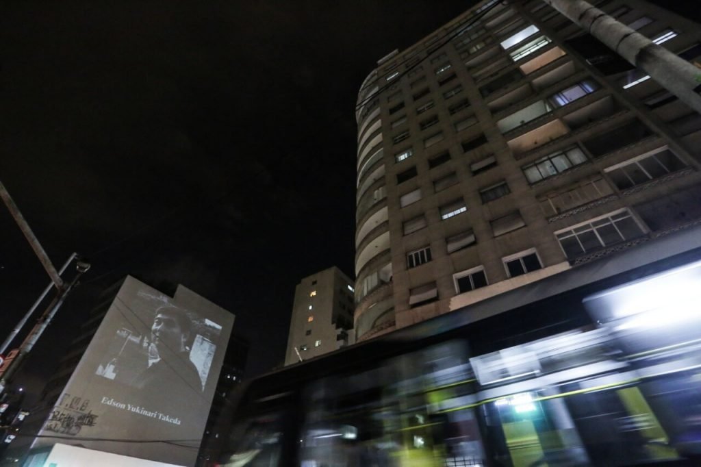 Imagens de médicos vítimas da Covid-19 são projetadas em prédio de SP