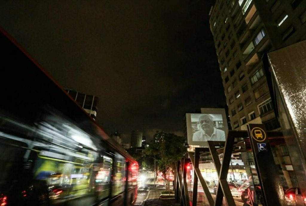 Imagens de médicos vítimas da Covid-19 são projetadas em prédio de SP