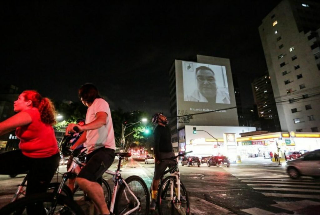 Imagens de médicos vítimas da Covid-19 são projetadas em prédio de SP