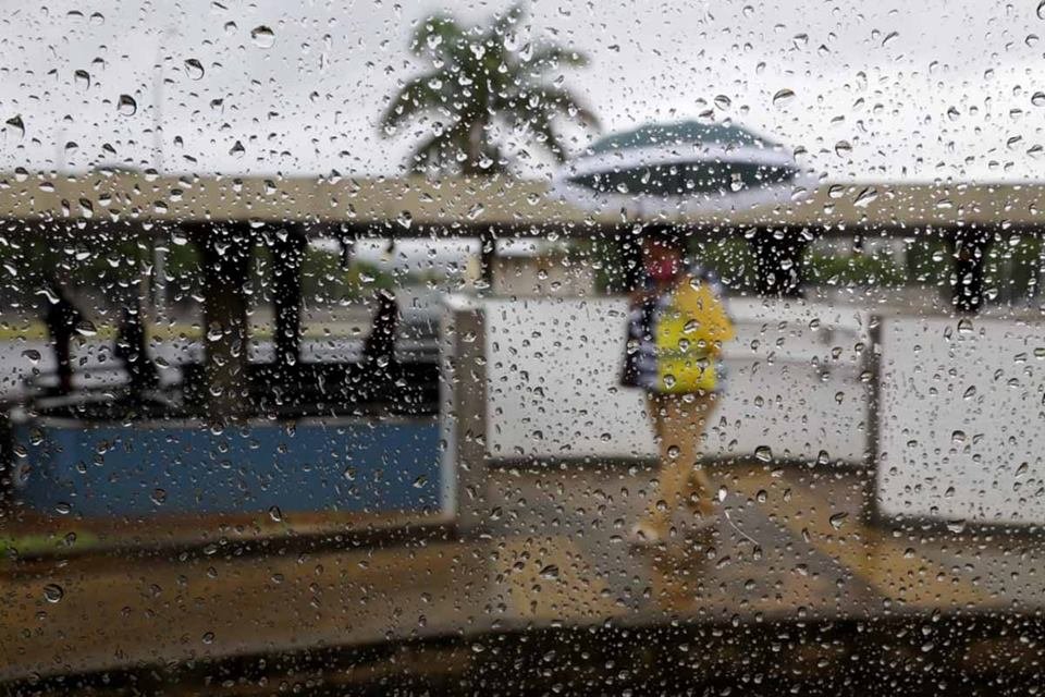 Homem com guarda-chuva