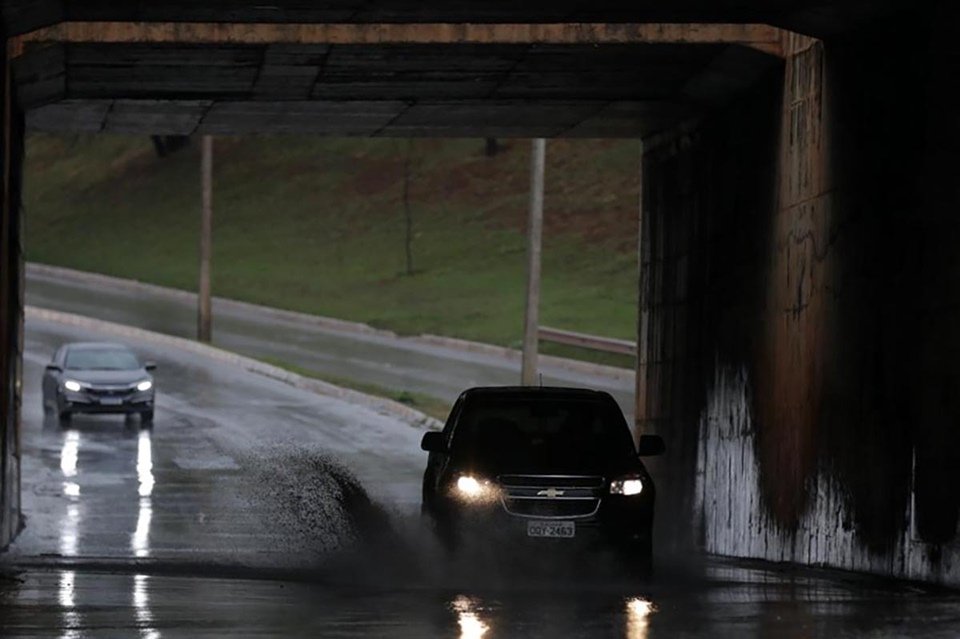 Carro na chuva