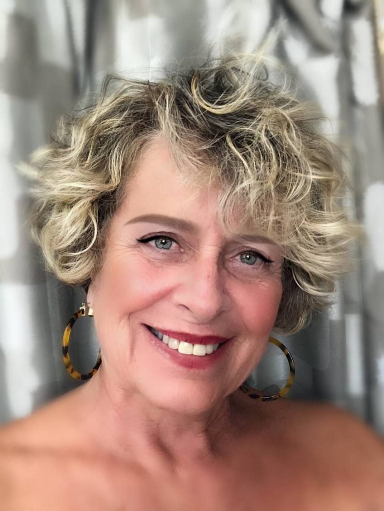 YouTube Leila Cordeiro faz sucesso publicando notícias diárias em