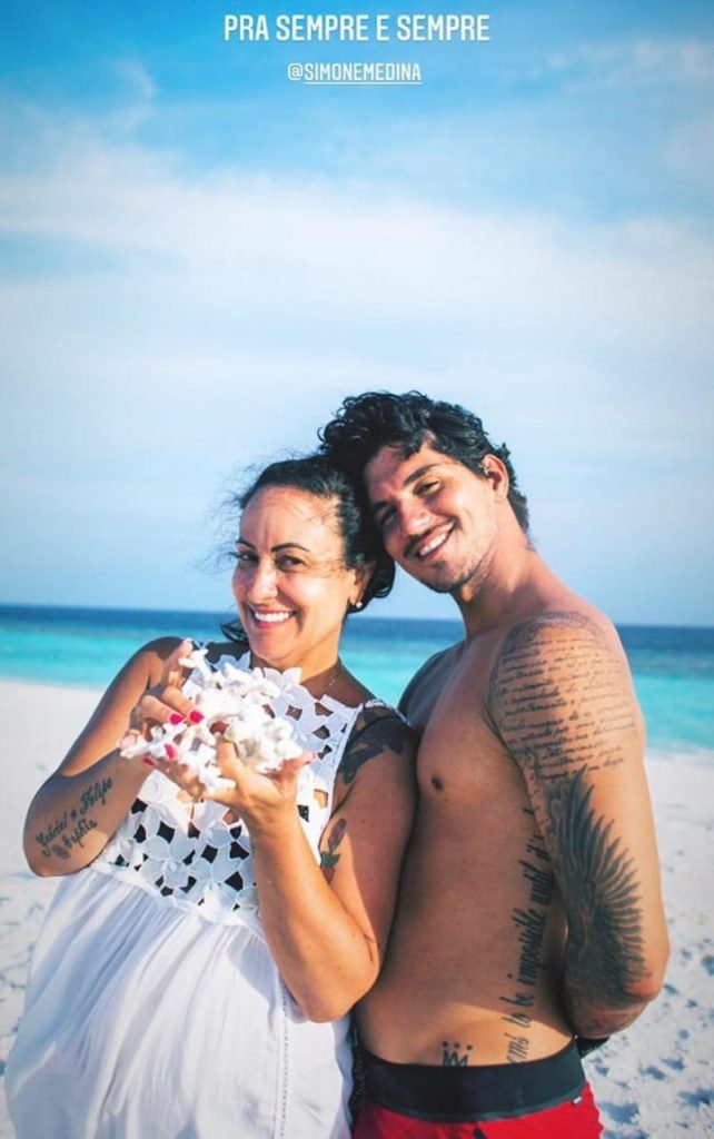 Yasmin Brunet e Gabriel Medina mergulham com tartaruga nas ...