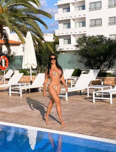 Simaria curte piscina em Ibiza