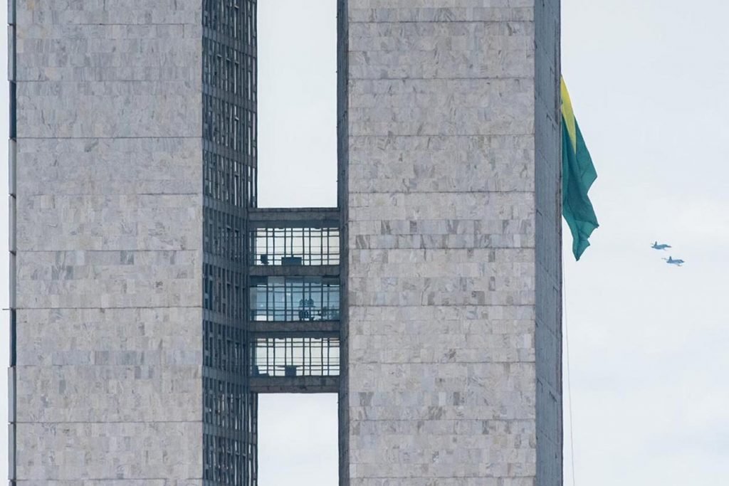 Caça Gripen sobrevoa o Congresso Nacional