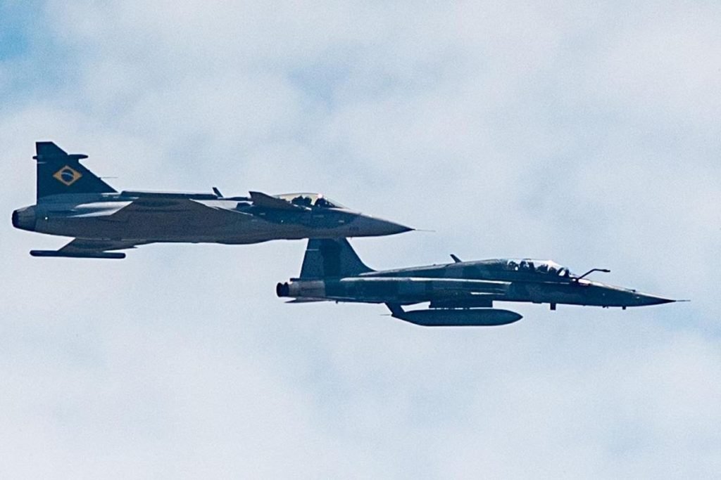 Caça Gripen sobrevoa o Congresso Nacional