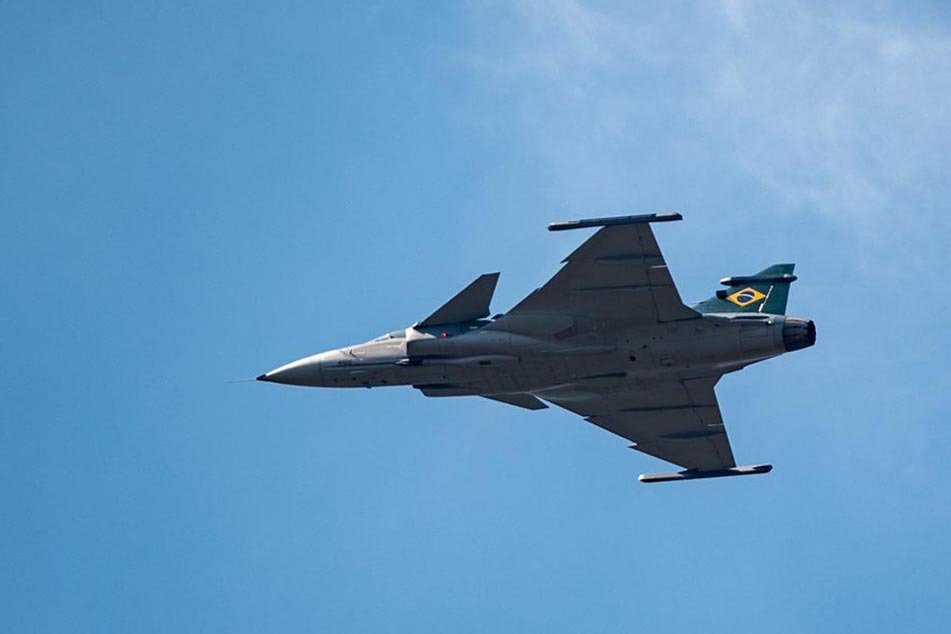 Caça Gripen sobrevoa o Congresso Nacional