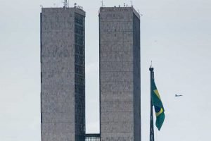 Caça Gripen sobrevoa o Congresso Nacional