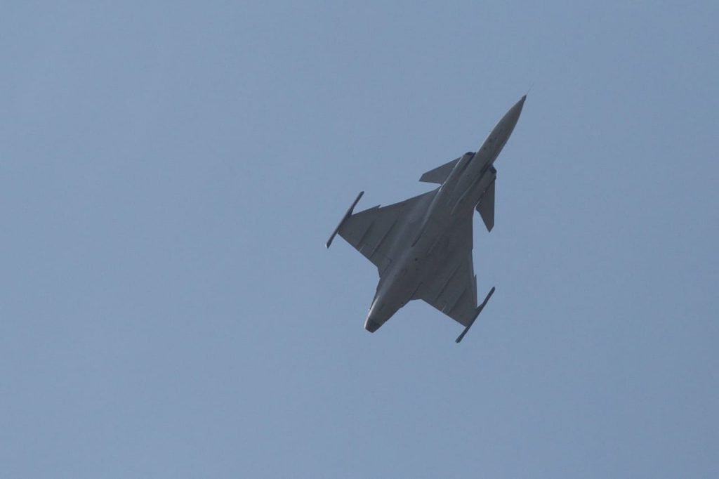 Caça Gripen sobrevoa o Congresso Nacional